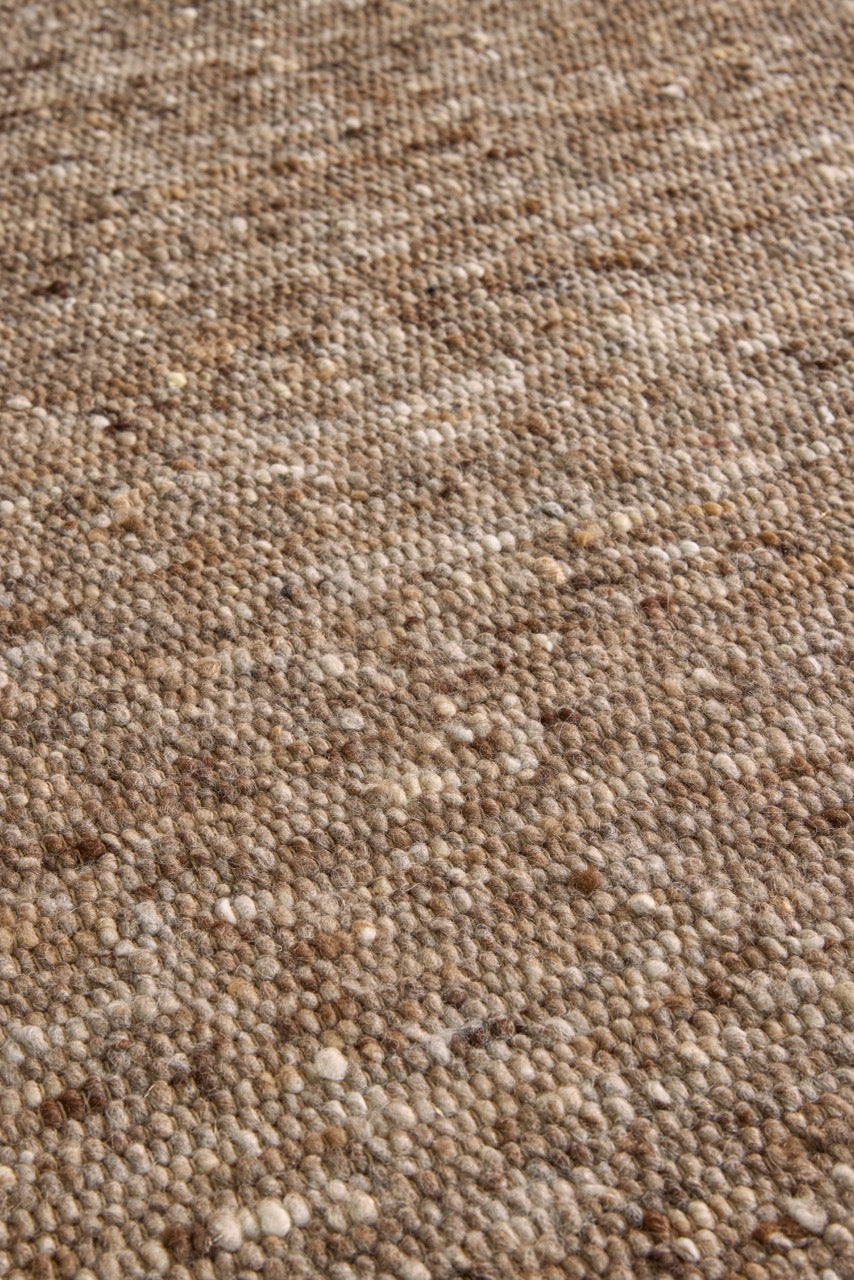 Brink & Campman Sober Soft Brown tapijt in gemêleerd zachtbruin en taupe, in een interieur, derde beeld