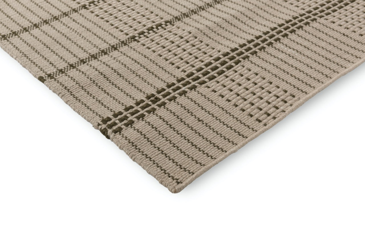 Close-up of rug edge and flatwoven finishing detail