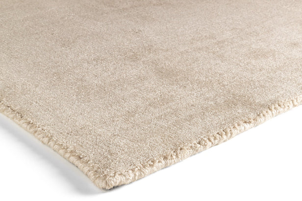 Detail edge of Acsento Corfu Ivory hand-loomed nylon rug