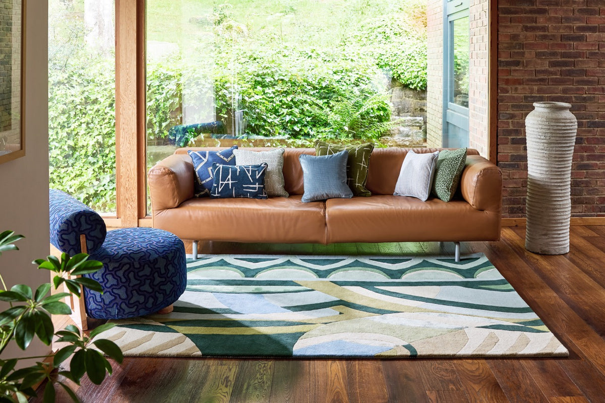 Tapis Harlequin Atelier Lagoon vert bouteille, vert d'eau et bleu ciel, dans un intérieur