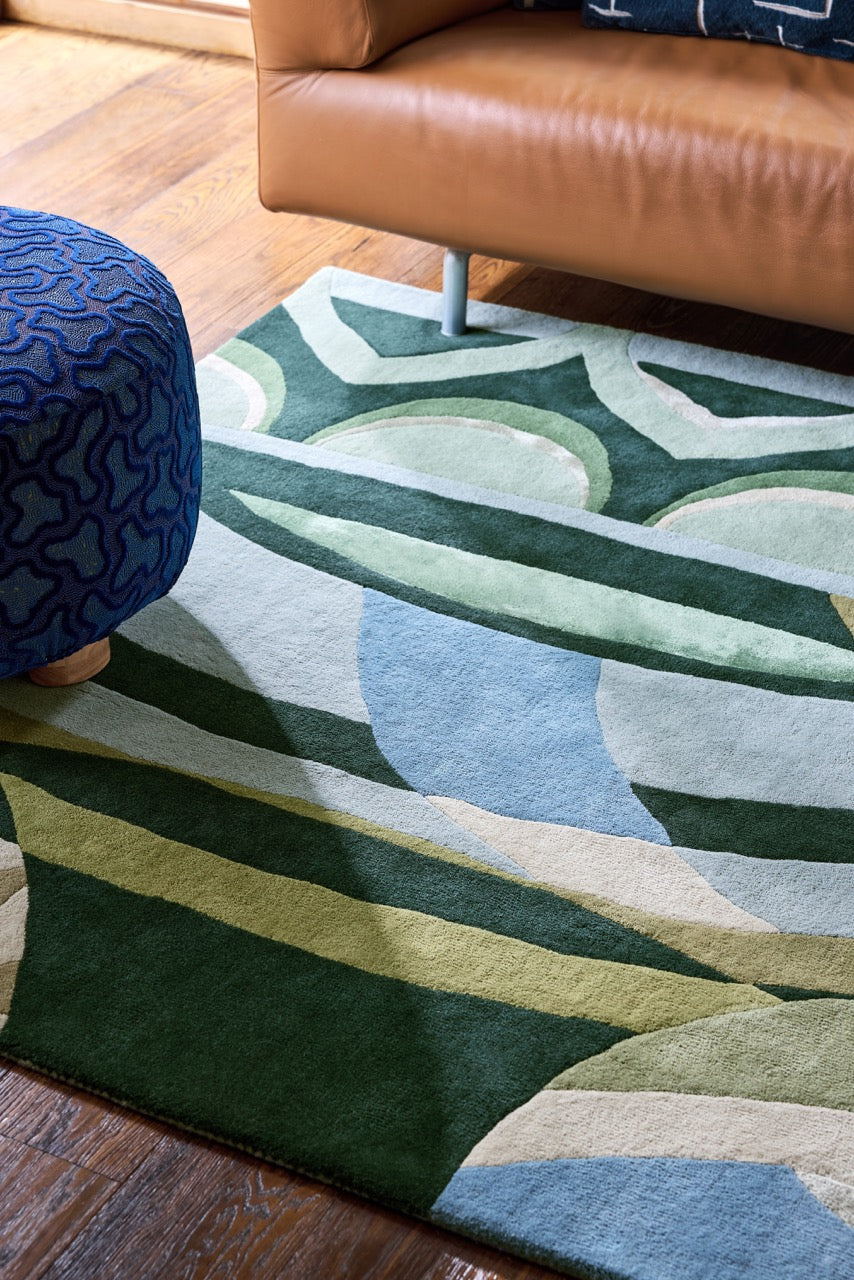 Harlequin Atelier Lagoon tapijt in flessengroen, zeegroen en hemelsblauw, in een interieur, tweede beeld