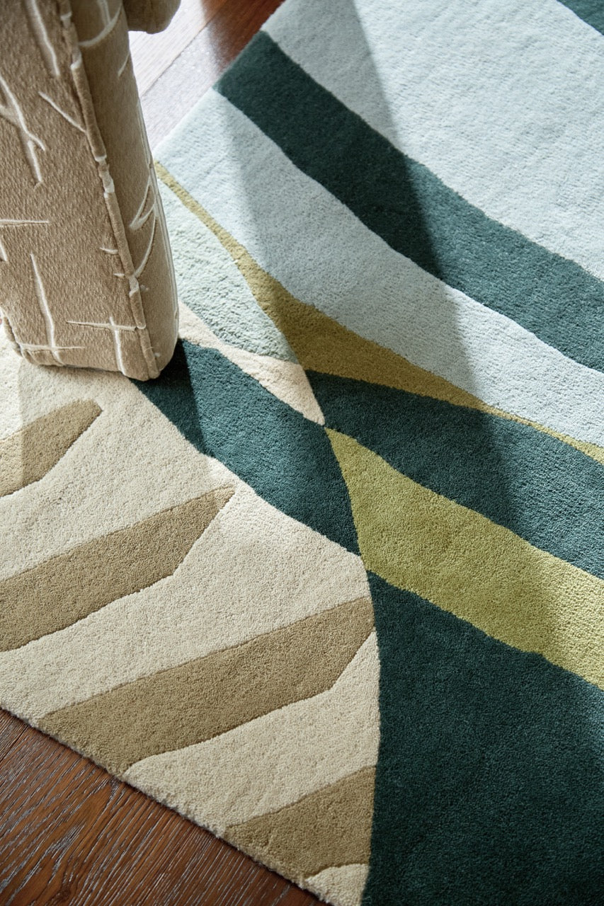 Harlequin Atelier Lagoon tapijt in flessengroen, zeegroen en hemelsblauw, in een interieur, derde beeld