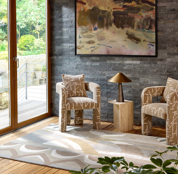 Tapis Harlequin Atelier Pebble pierre, taupe et gris tourterelle, dans un intérieur