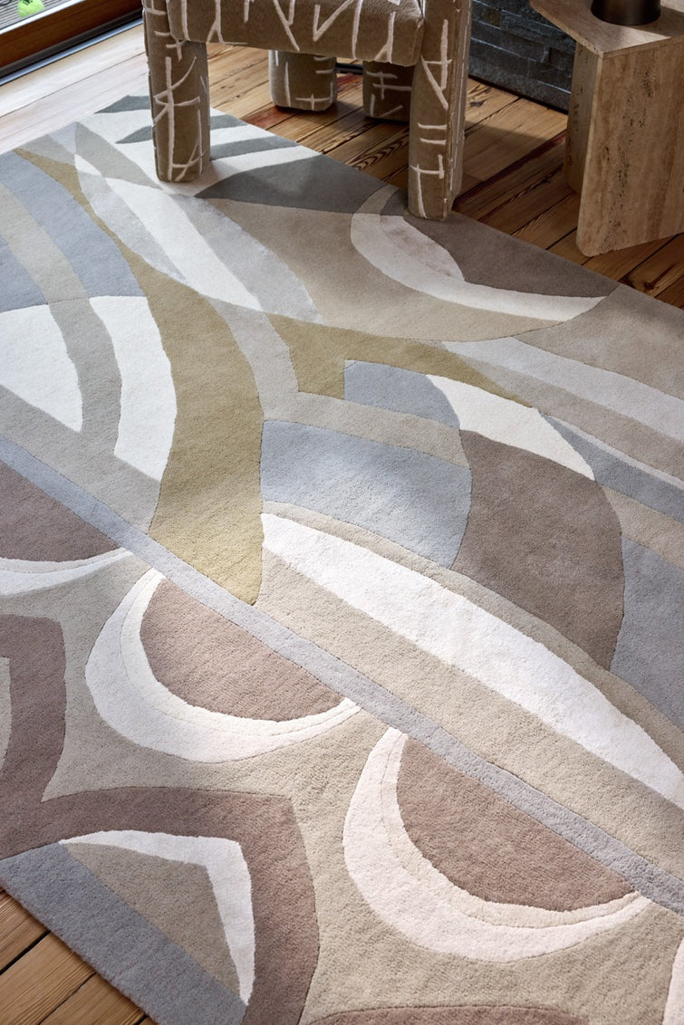 Tapis Harlequin Atelier Pebble pierre, taupe et gris tourterelle, dans un intérieur, deuxième vue