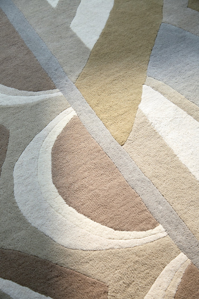 Tapis Harlequin Atelier Pebble pierre, taupe et gris tourterelle, dans un intérieur, troisième vue