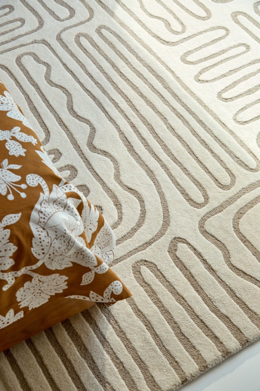 Harlequin Hollow Pebble tapijt in ivoor met greige lijnen, in een interieur, tweede beeld