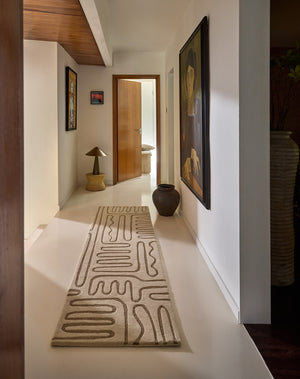 Harlequin Hollow Pebble loper in ivoor met greige lijnen, in een interieur