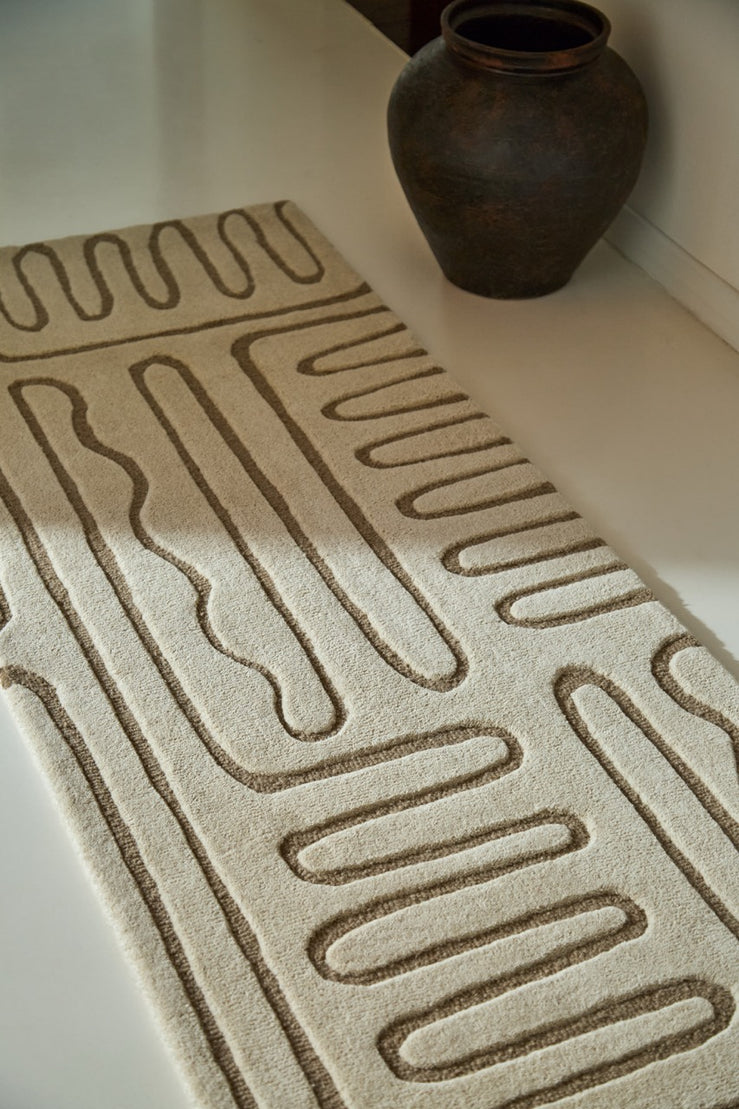 Harlequin Hollow Pebble loper in ivoor met greige lijnen, in een interieur, tweede beeld