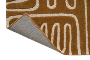 Harlequin Hollow Tan tapijt, detail van omgeslagen hoek en rug