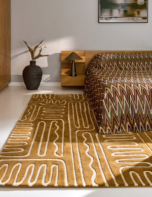 Harlequin Hollow Tan tapijt in karamel met ivoren lijnen, in een interieur