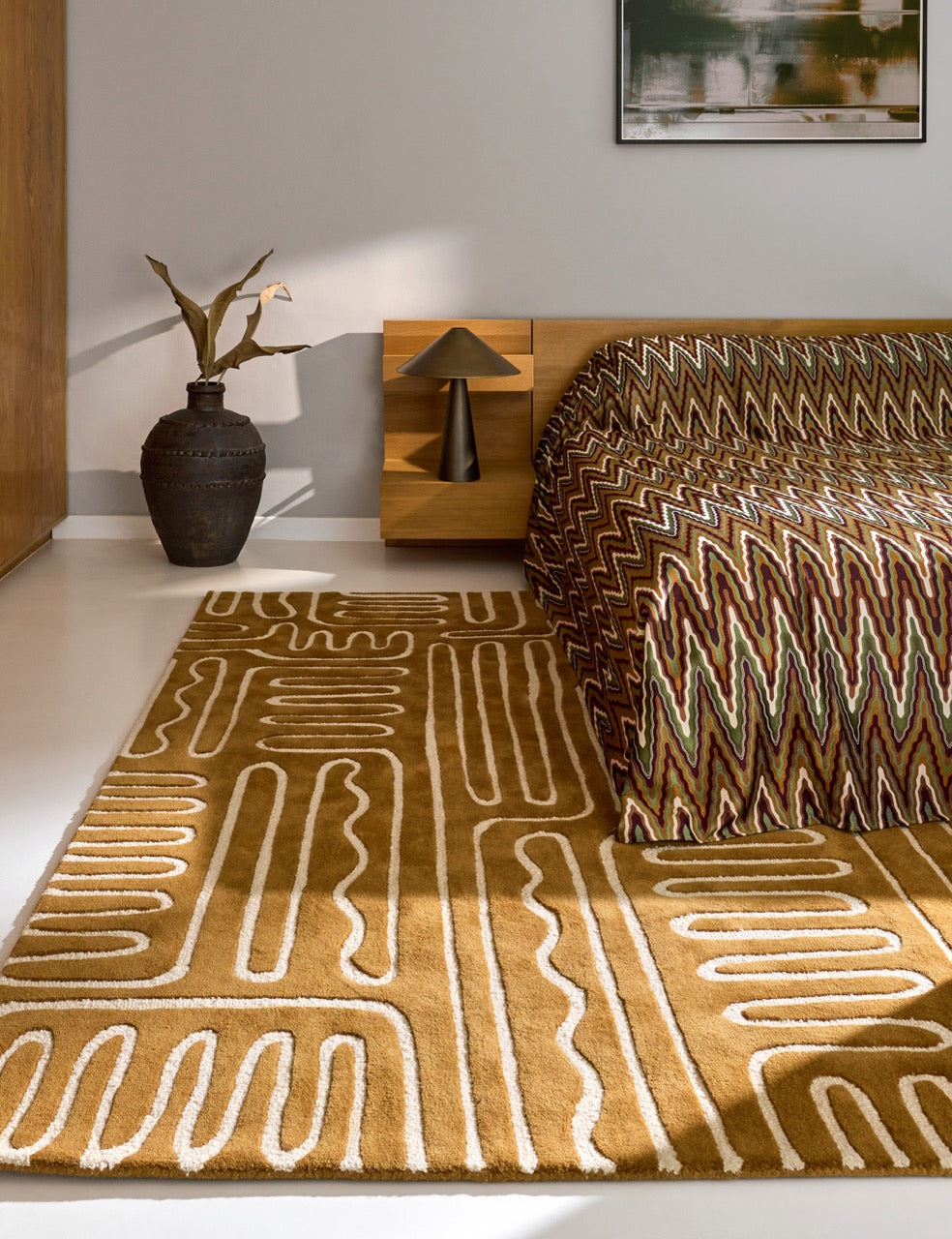 Tapis Harlequin Hollow Tan caramel aux lignes ivoire, dans un intérieur
