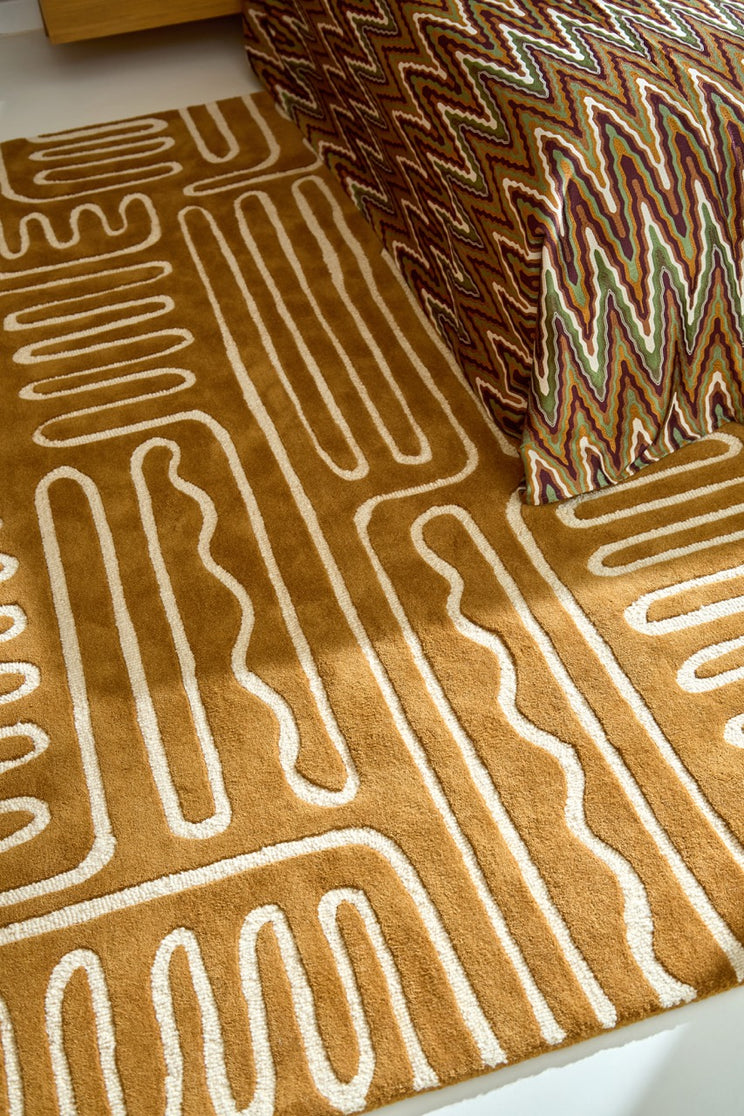 Harlequin Hollow Tan tapijt in karamel met ivoren lijnen, in een interieur, tweede beeld