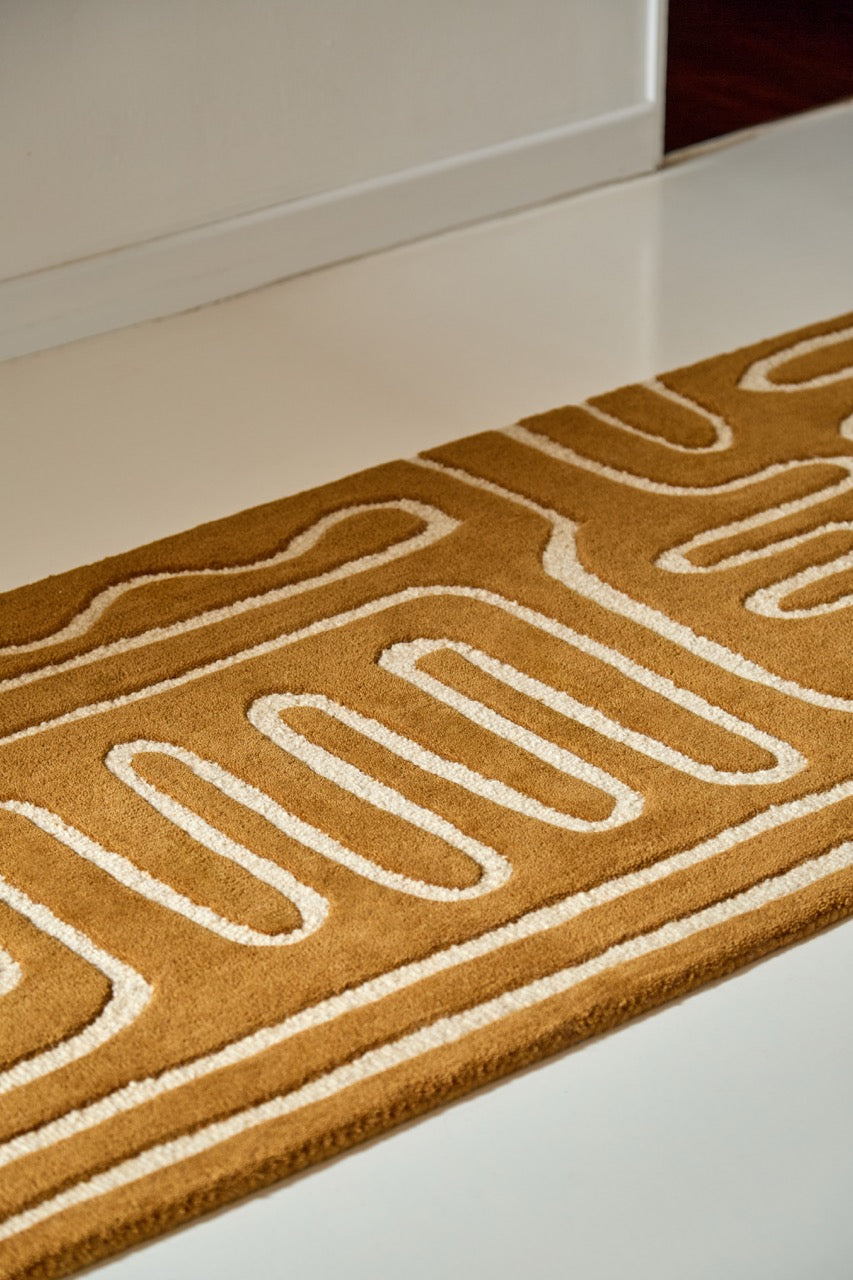 Harlequin Hollow Tan loper in karamel met ivoren lijnen, in een interieur, tweede beeld