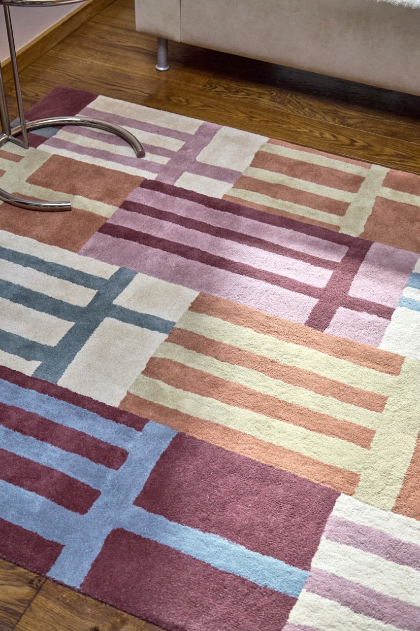 Tapis Harlequin Monolith Cinnabar Amber orange brûlé, lie de vin et bleu denim, dans un intérieur, deuxième vue