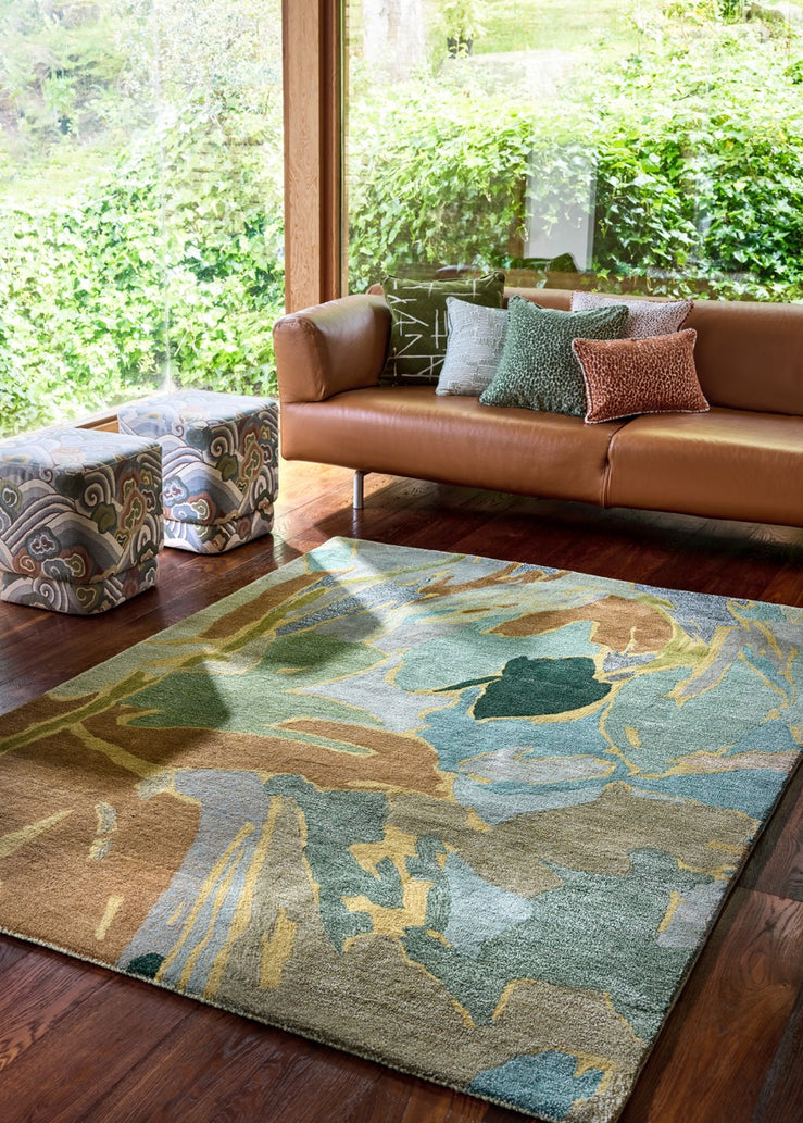 Harlequin Saltillo Forest tapijt in salie, zeegroen en kaneel, in een interieur