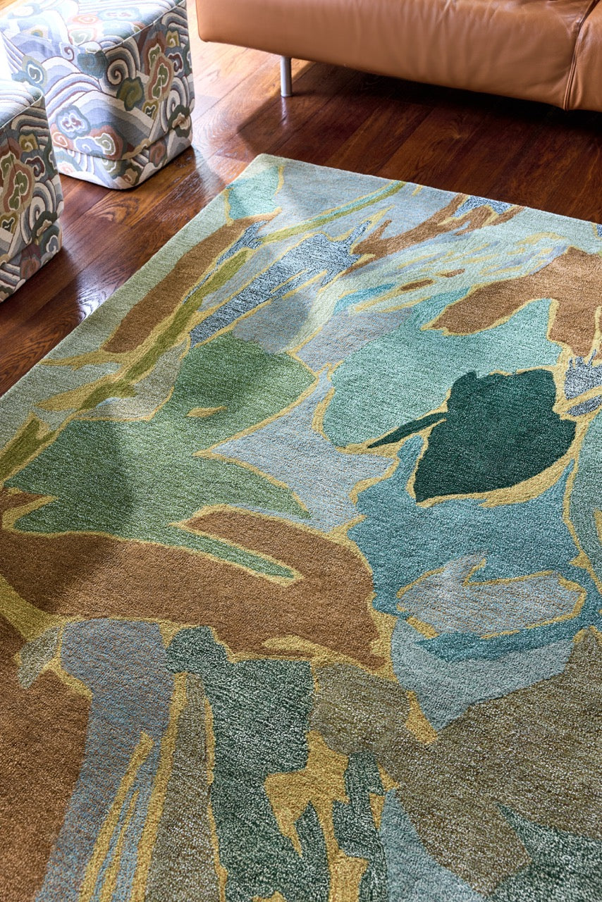 Harlequin Saltillo Forest tapijt in salie, zeegroen en kaneel, in een interieur, tweede beeld