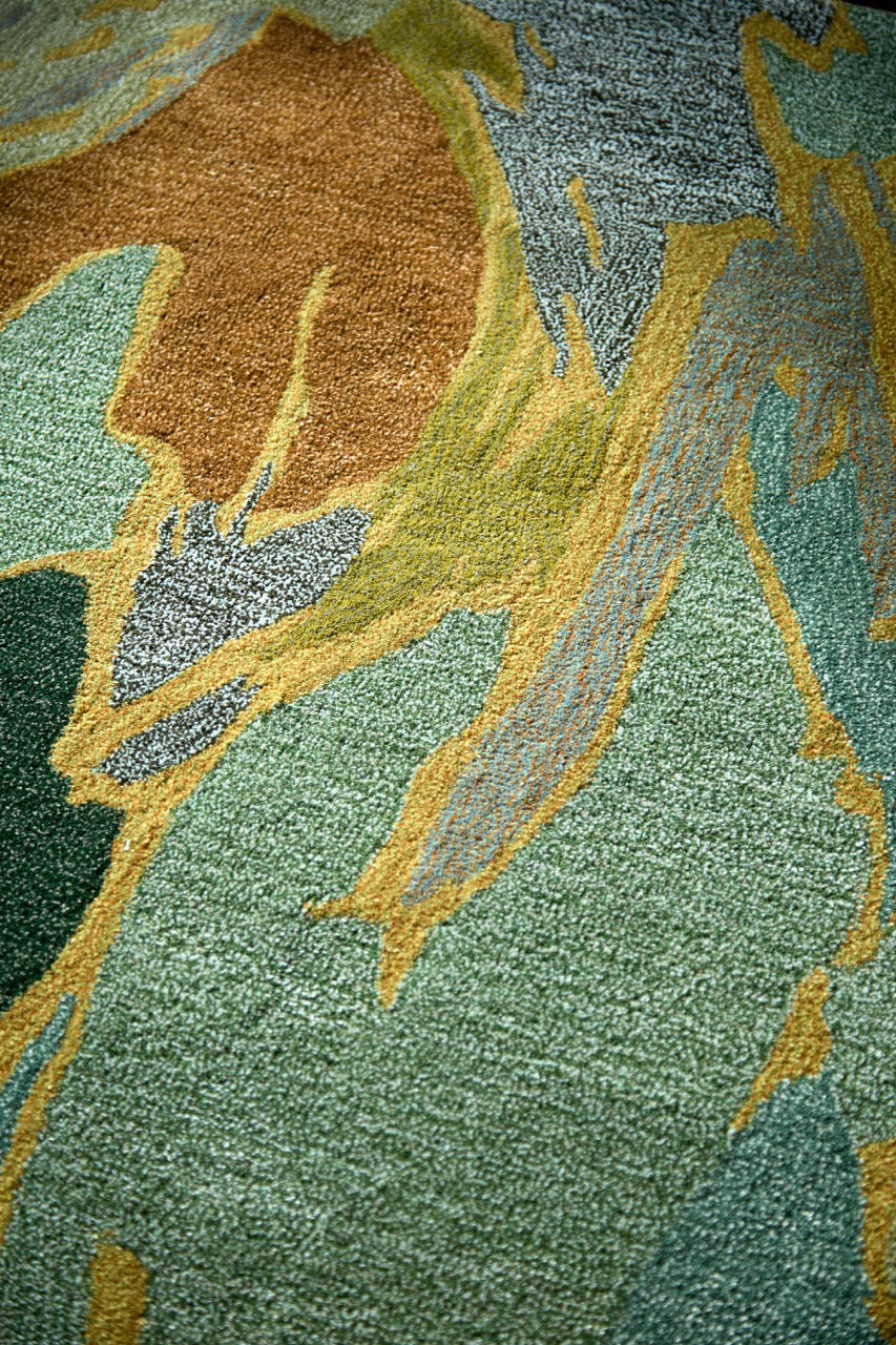 Harlequin Saltillo Forest tapijt in salie, zeegroen en kaneel, in een interieur, derde beeld