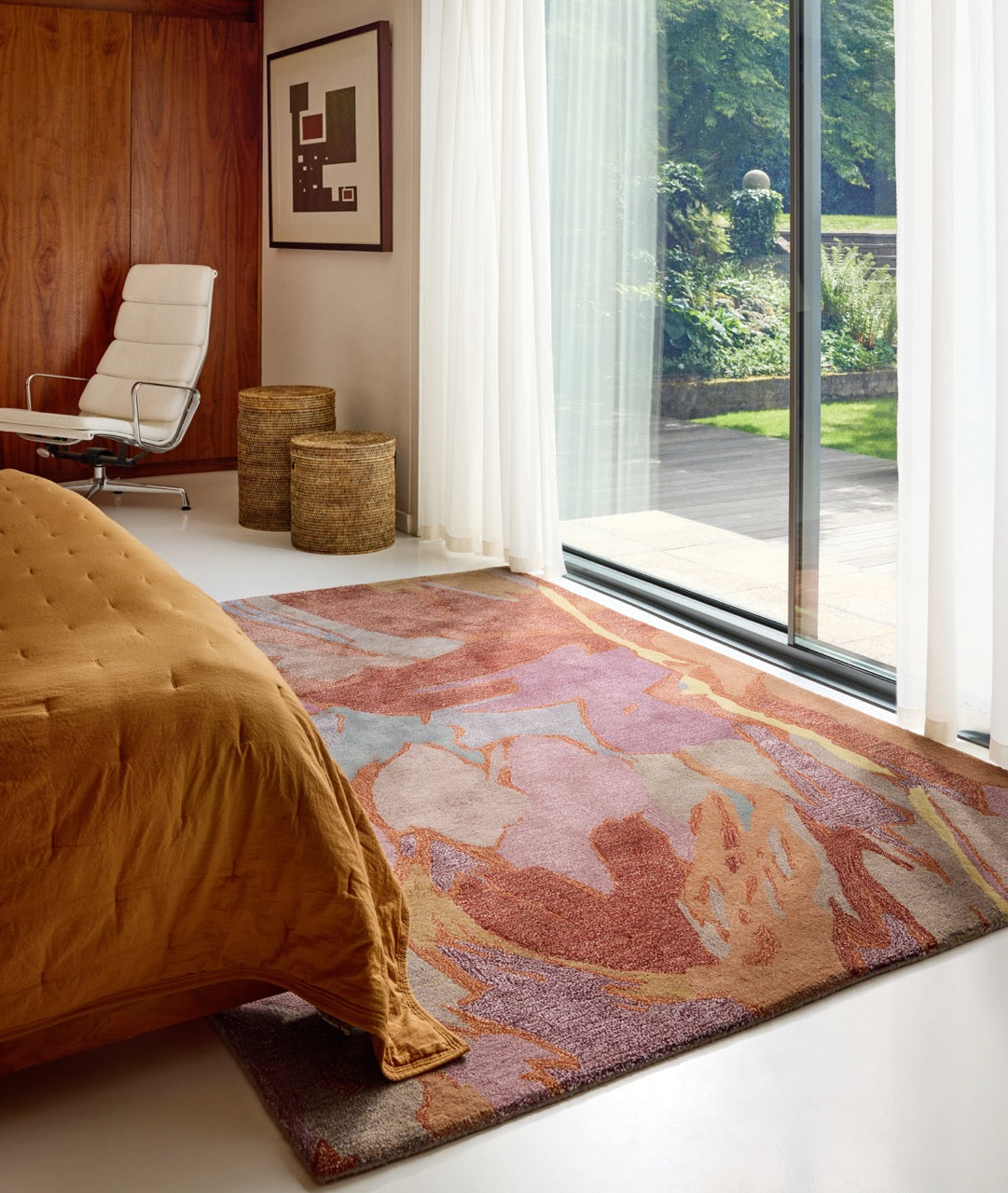 Tapis Harlequin Saltillo Rosewood terracotta, rouille et lilas, dans un intérieur