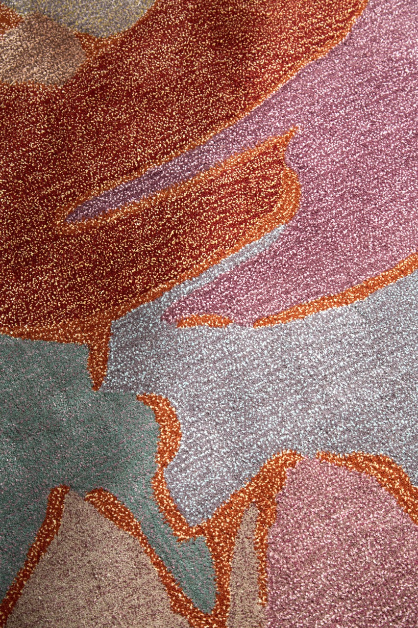 Harlequin Saltillo Rosewood Teppich in Terrakotta, Rost und Flieder, im Wohnraum, dritte Ansicht