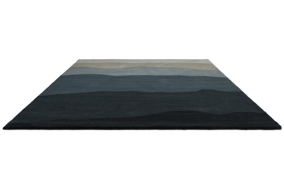 Tapis Harlequin Sedimentary Midnight bleu pétrole et bleu nuit, vue en perspective