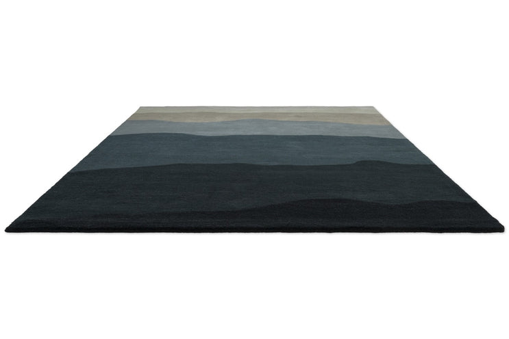 Tapis Harlequin Sedimentary Midnight bleu pétrole et bleu nuit, vue en perspective