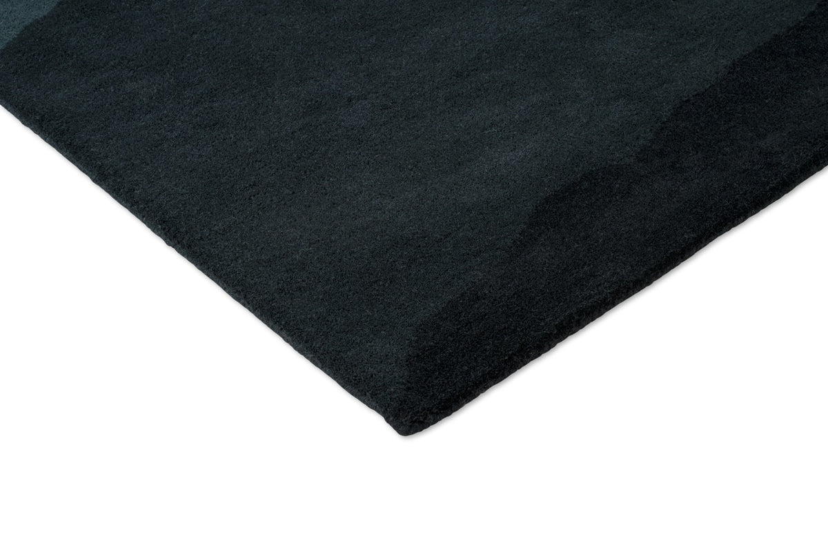 Tapis Harlequin Sedimentary Midnight, détail de l'angle et du poil