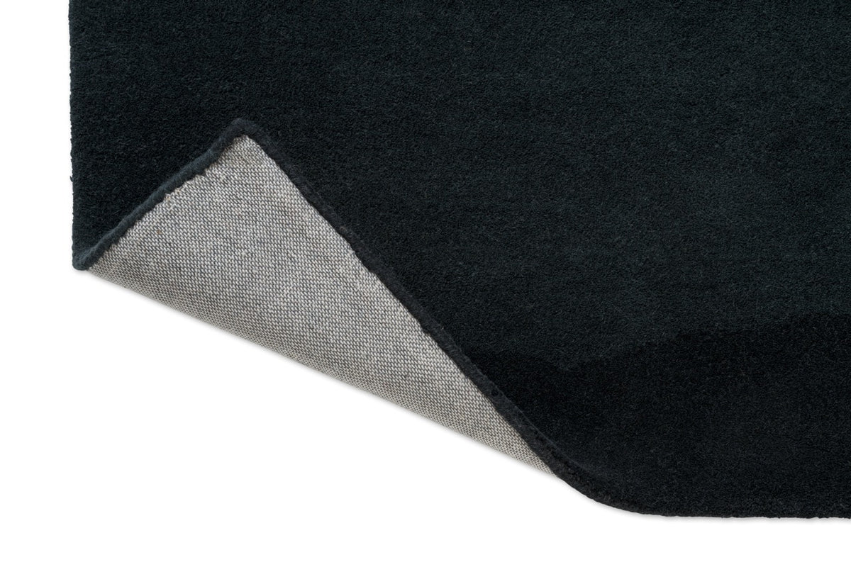 Tapis Harlequin Sedimentary Midnight, détail de l'angle replié et du dos