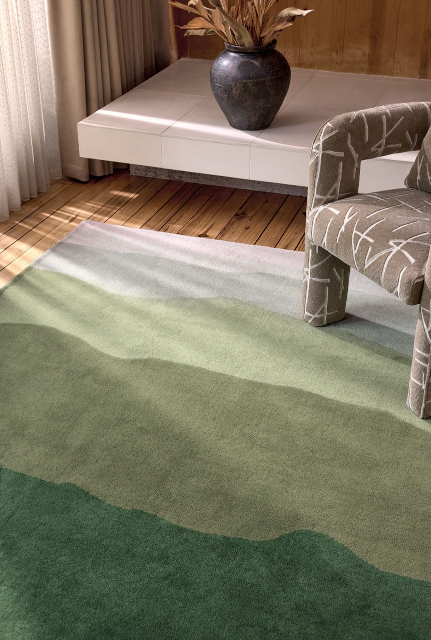 Harlequin Sedimentary Pine tapijt in dennengroen en salie, in een interieur, tweede beeld