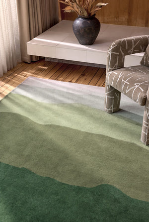 Harlequin Sedimentary Pine tapijt in dennengroen en salie, in een interieur, tweede beeld