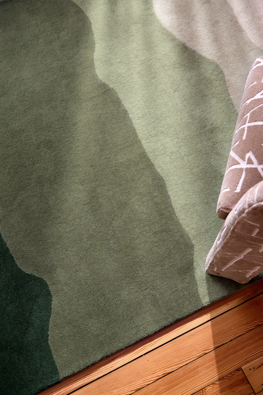 Harlequin Sedimentary Pine tapijt in dennengroen en salie, in een interieur, derde beeld