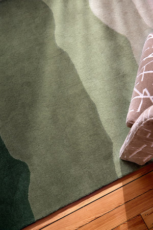 Harlequin Sedimentary Pine tapijt in dennengroen en salie, in een interieur, derde beeld
