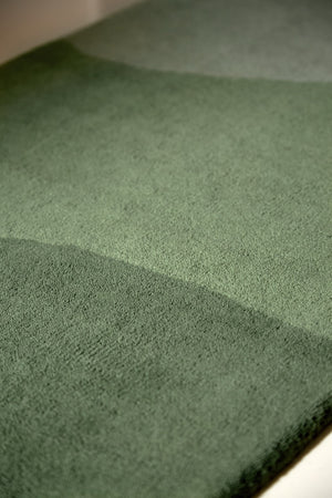 Harlequin Sedimentary Pine loper in dennengroen en salie, in een interieur, derde beeld