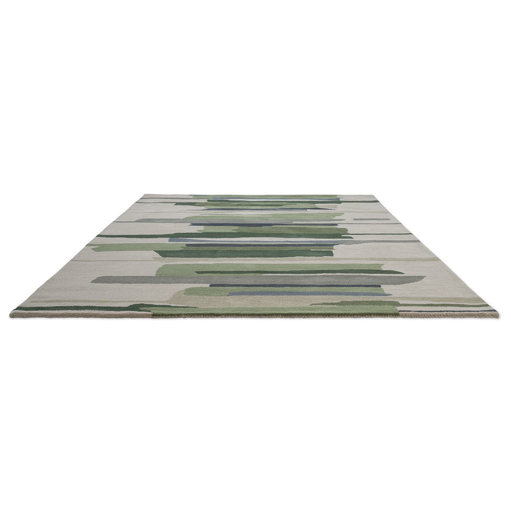 Tapis Harlequin Zeal Forest ivoire aux coups de pinceau verts, vue en perspective