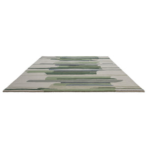 Tapis Harlequin Zeal Forest ivoire aux coups de pinceau verts, vue en perspective