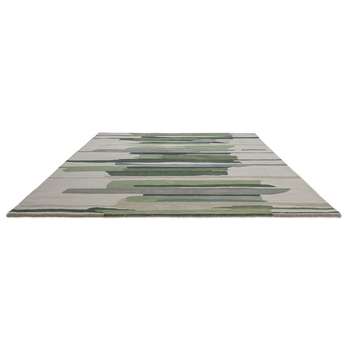 Tapis Harlequin Zeal Forest ivoire aux coups de pinceau verts, vue en perspective