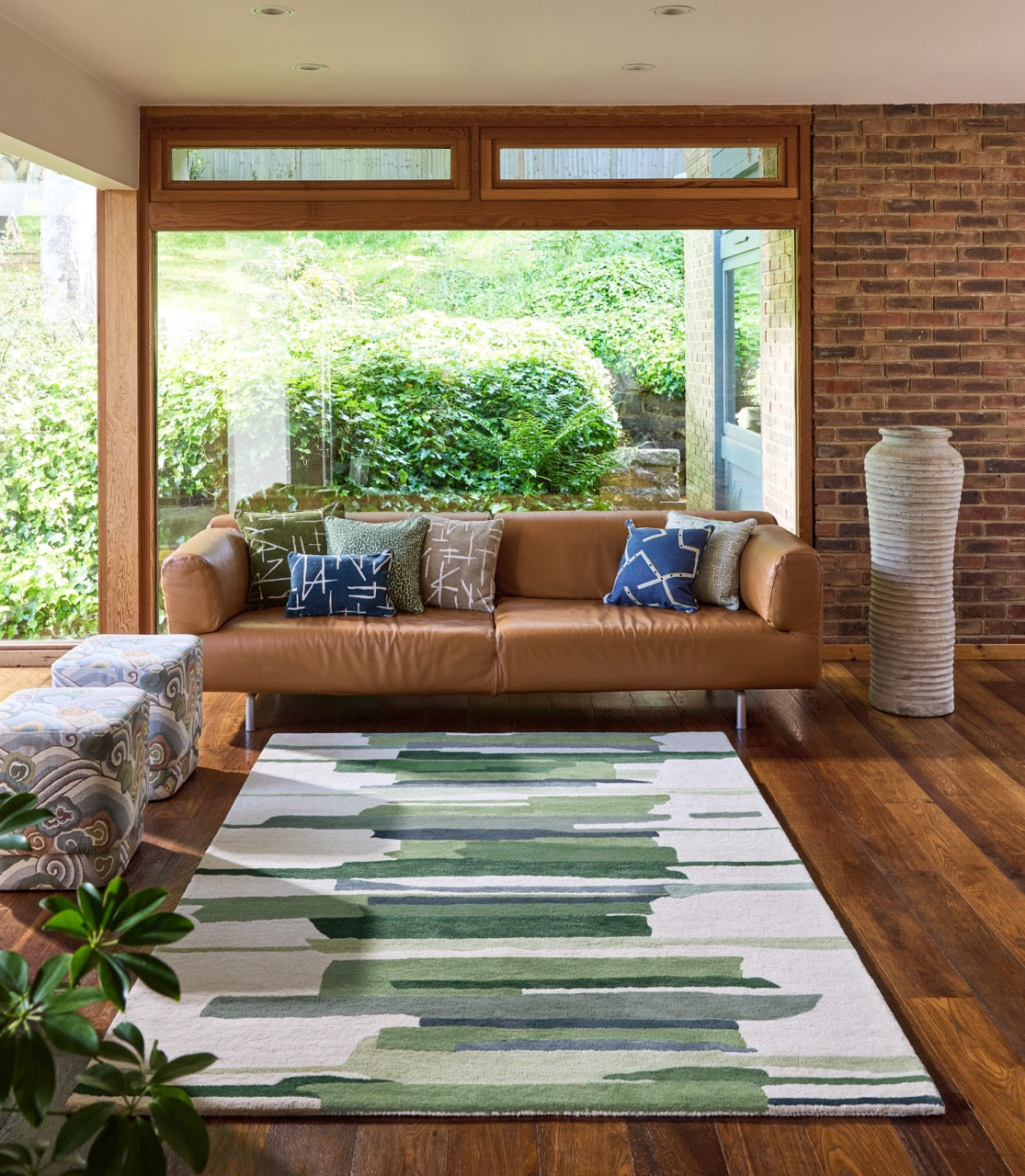 Tapis Harlequin Zeal Forest ivoire aux coups de pinceau verts, dans un intérieur