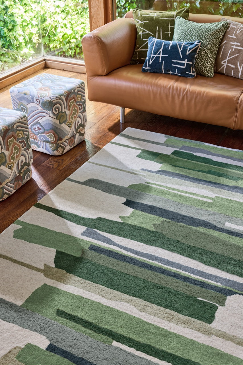 Tapis Harlequin Zeal Forest ivoire aux coups de pinceau verts, dans un intérieur, deuxième vue