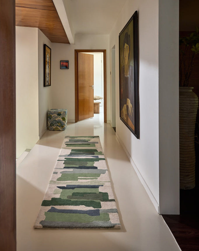 Tapis de couloir Harlequin Zeal Forest ivoire aux coups de pinceau verts, dans un intérieur