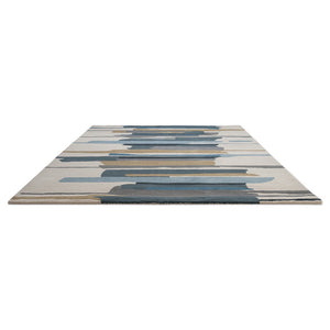 Tapis Harlequin Zeal Indigo ivoire aux coups de pinceau bleus et ocre, vue en perspective