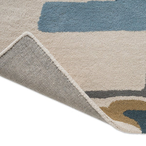 Tapis Harlequin Zeal Indigo, détail de l'angle replié et du dos
