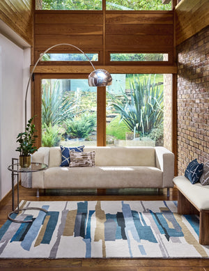 Tapis Harlequin Zeal Indigo ivoire aux coups de pinceau bleus et ocre, dans un intérieur
