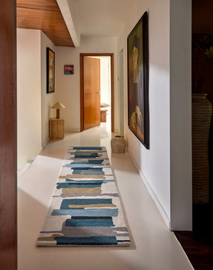Tapis de couloir Harlequin Zeal Indigo ivoire aux coups de pinceau bleus et ocre, deuxième vue de dessus