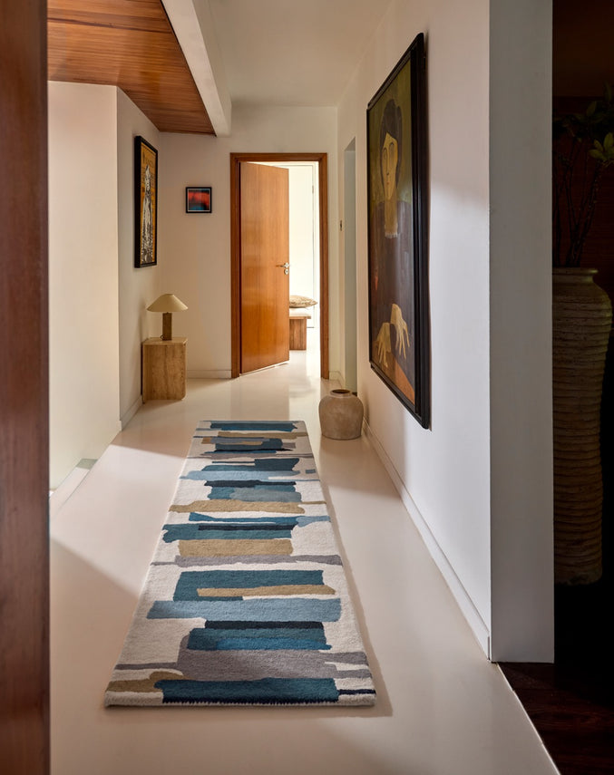 Tapis de couloir Harlequin Zeal Indigo ivoire aux coups de pinceau bleus et ocre, deuxième vue de dessus
