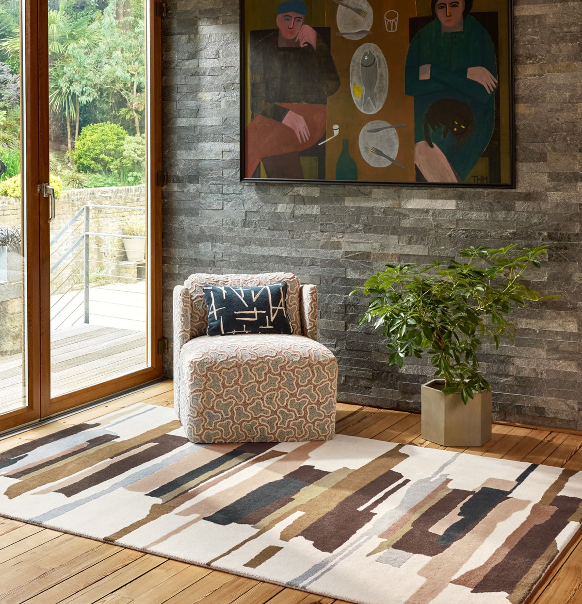Tapis Harlequin Zeal Taupe ivoire aux coups de pinceau bruns et rose poudré, dans un intérieur