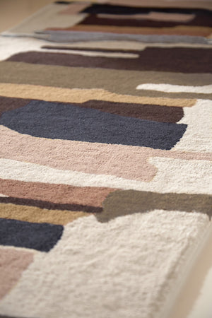 Harlequin Zeal Taupe loper in ivoor met bruine en roze penseelstreken, in een interieur, tweede beeld