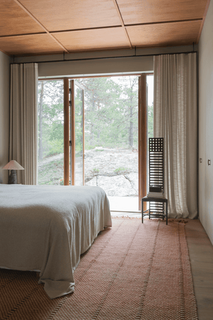 Layered x Massproductions Cord Burgundy Rust gestreifter Wollteppich, im Schlafzimmer