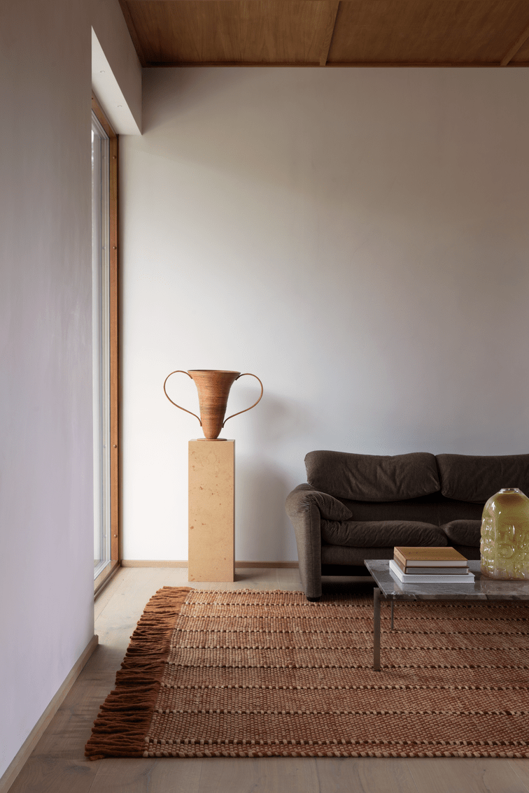 Layered x Massproductions Cord Burgundy Rust gestreifter Wollteppich, im Wohnzimmer