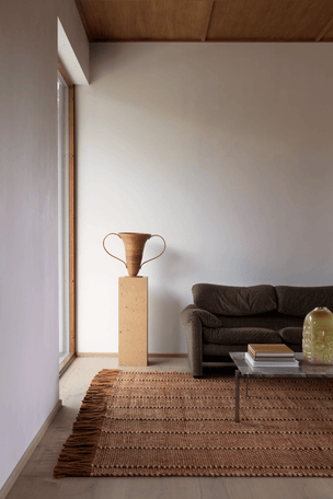 Layered x Massproductions Cord Burgundy Rust gestreifter Wollteppich, im Wohnzimmer
