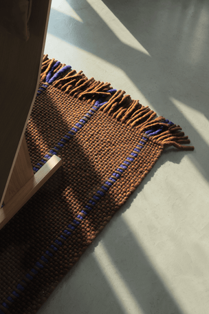 Layered x Massproductions Cord Blue Brown gestreifter Wollteppich, Detail von Gewebe und Fransen