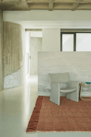 Layered x Massproductions Cord Burgundy Rust gestreifter Wollteppich, im Wohnzimmer